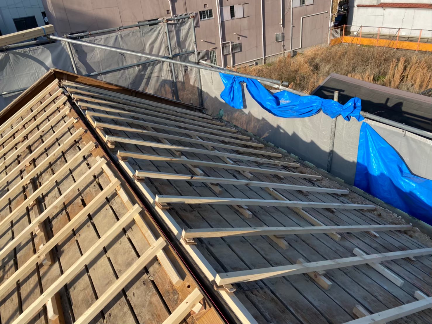 補強垂木で不陸調整